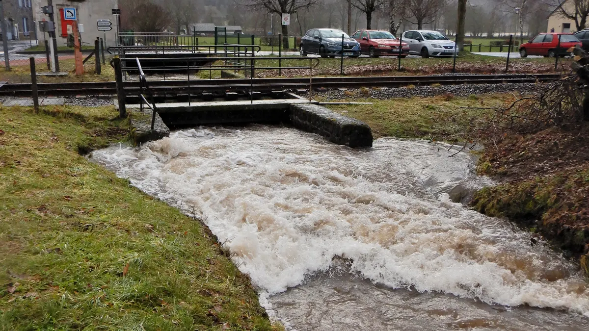 Ici, le ruisseau de Costes, à Polminhac, juste avant la voie ferrée.