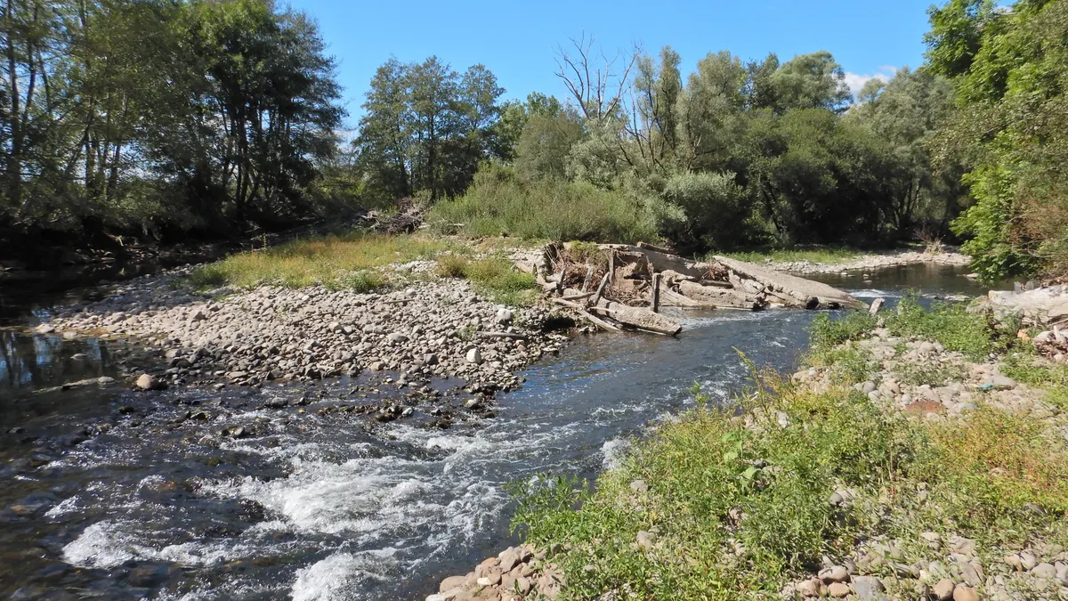 Ce seuil rompu car en ruine sur la Cère, permet de nouveau le brassage de l’eau et la circulation des truites et des sédiments.
